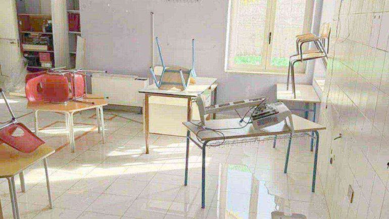 Sant’Anastasia, scuola devastata dai ladri: aule allagate e attrezzature rubate