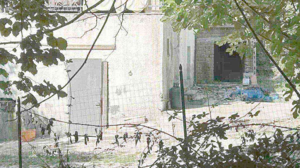 Scoperto cadavere di anziana in giardino, la figlia ai carabinieri: “Mamma è sepolta lì”