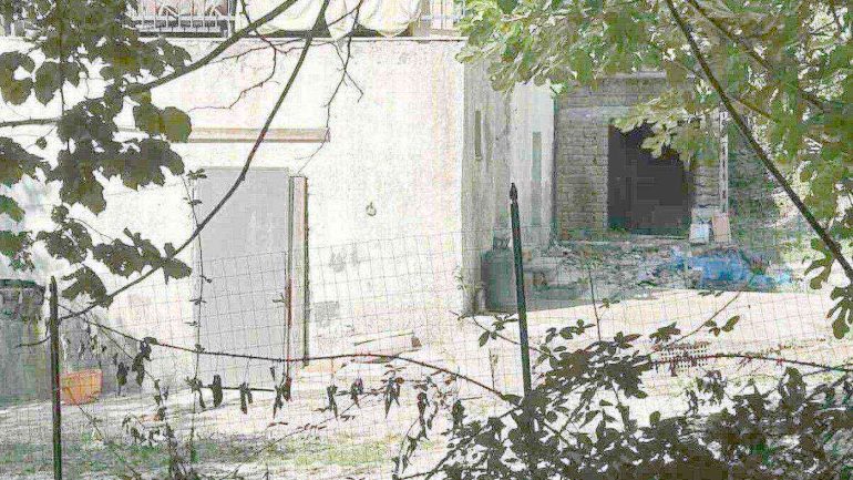 Scoperto cadavere di anziana in giardino, la figlia ai carabinieri: “Mamma è sepolta lì”