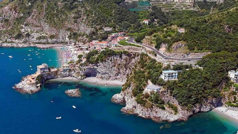 Erchie, bimbo di 7 anni rischia di annegare: salvato dal bagnino, ora è ricoverato al Santobono