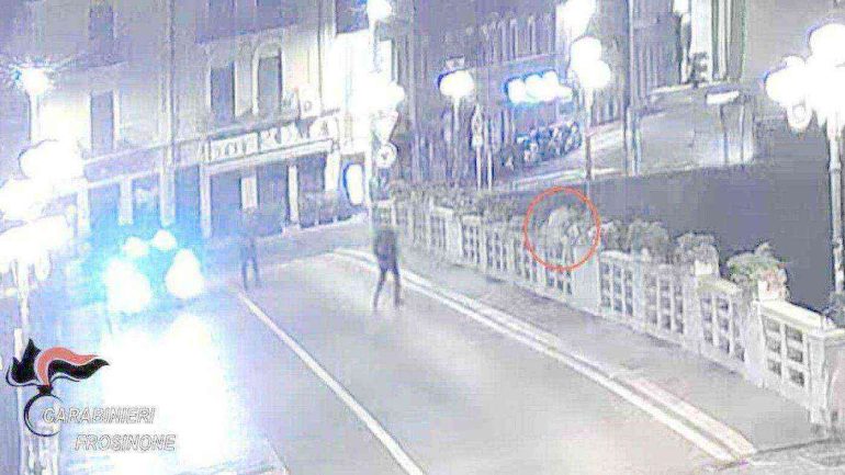 Tenta di lanciarsi dal ponte, salvato dai Carabinieri