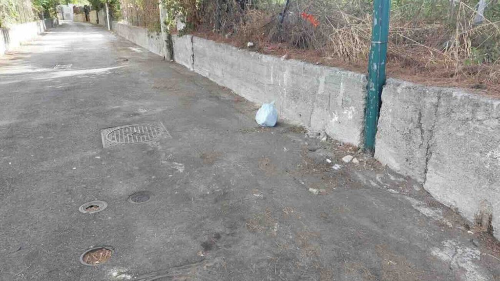 Torre del Greco, rimosse nella notte le tonnellate di rifiuti da tempo presenti in via Ruggiero