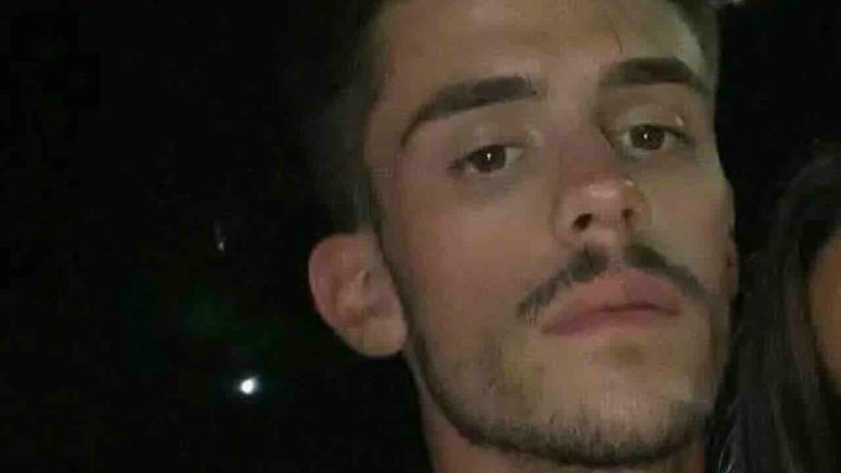 Tragedia a Isola Capo Rizzuto: Filippo, 22 anni, muore dopo una rissa in spiaggia