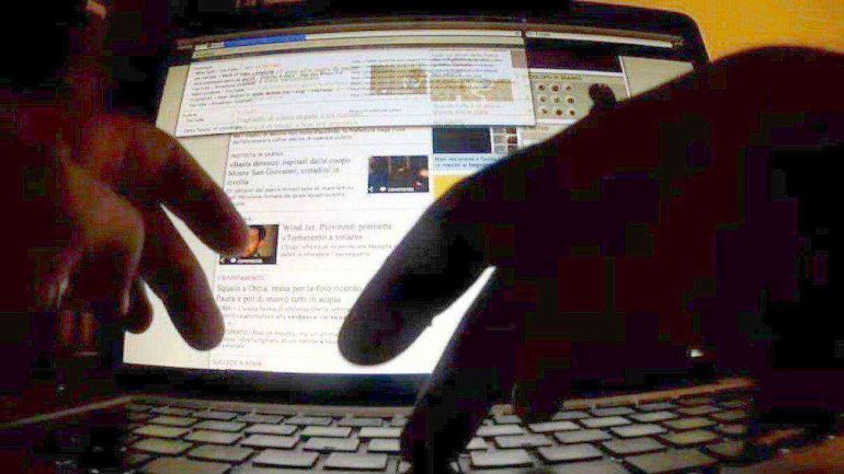 Trovato morto davanti al computer con maschera antigas: ipotesi “sfida social”