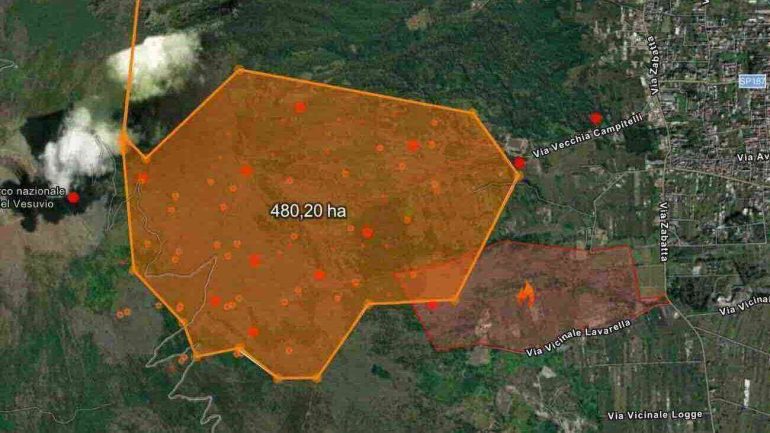 Vesuvio, emergenza incendi rientrata ma i sentieri restano chiusi