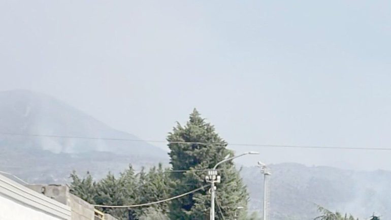 Vesuvio in fiamme, mobilitazione nazionale: “Situazione critica”