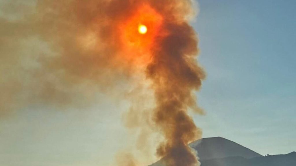 Vesuvio in fiamme: ritardi nei soccorsi, ora è corsa contro il tempo