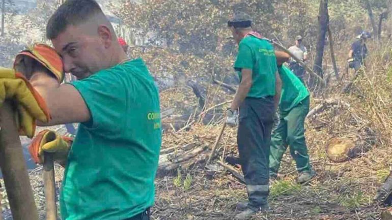 Vesuvio, incendio in fase di spegnimento: “Tra oggi e domani fine dell’emergenza”