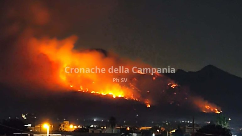 Vesuvio, l’odio corre sui social: “Perchè non e’ lava”. Ma certe frasi bruciano più del fuoco
