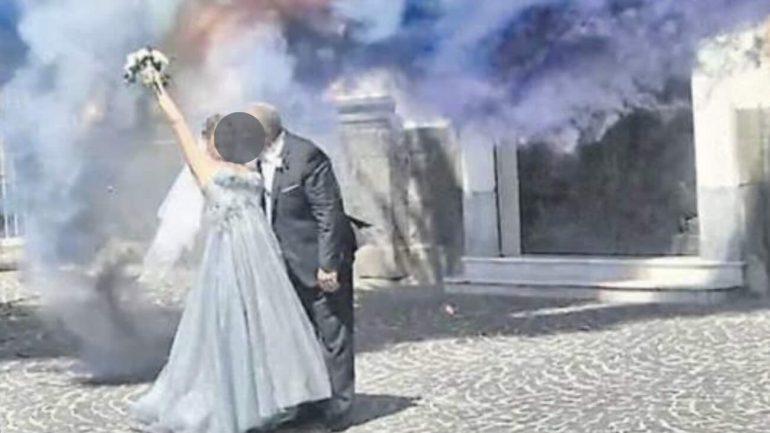 Vico Equense, fumogeni al matrimonio danneggiano la Cattedrale: denunciata coppia di sposi