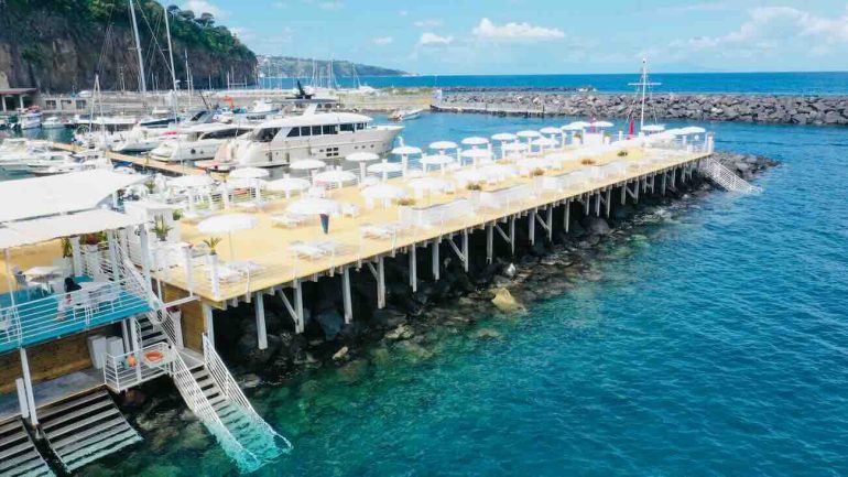 Abusi edilizi in Penisola Sorrentina, sequestrato l’“Antico Bagno Nettuno” a Marina di Cassano