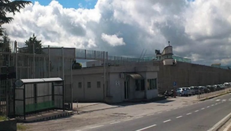 Ariano Irpino, cella in fiamme e agente aggredito: il Sappe denuncia “carceri in mano ai delinquenti”