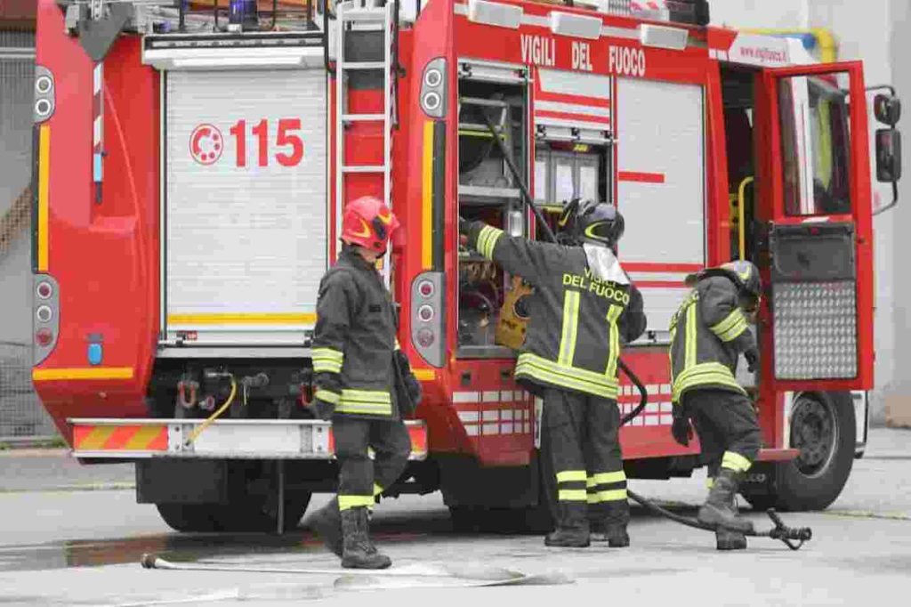 Incendio nel condominio, salvati dai balconi un’anziana e quattro bambini
