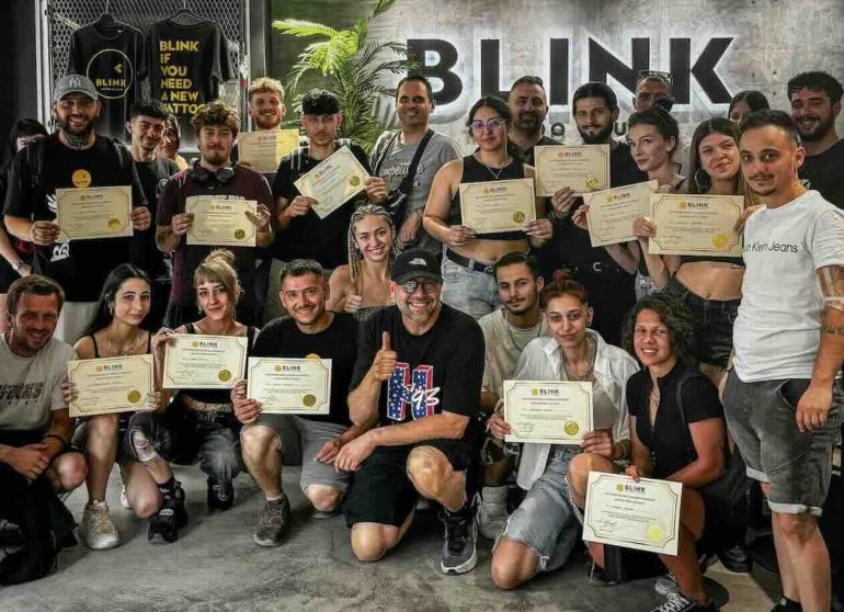 Artista cieco da un occhio trasforma BLINK Tattoo Studio in una meta europea del “Tattourism”