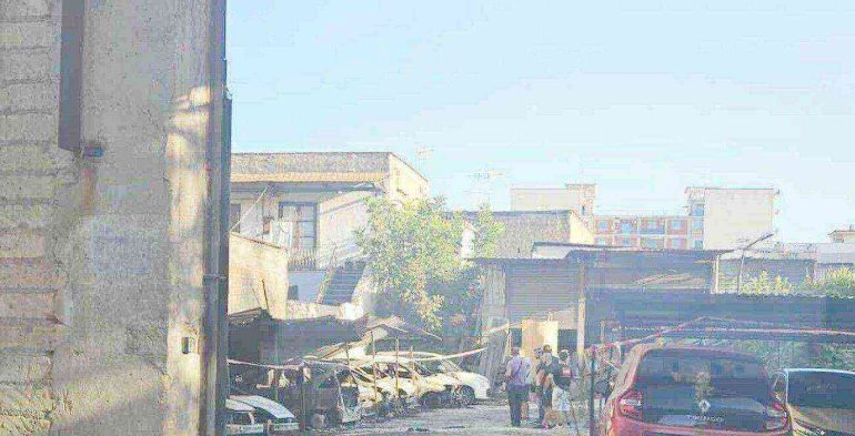 Arzano, incendio in una autorimessa: a fuoco 12 auto
