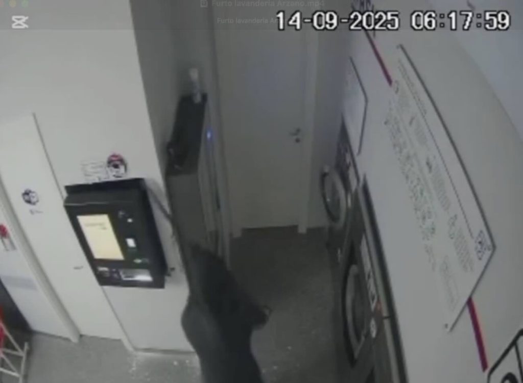 Arzano, ladri devastano la lavanderia a gettoni