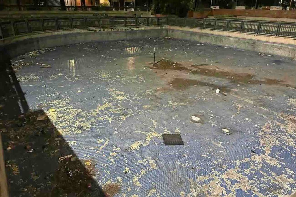 Arzano, villa comunale abbandonata nel degrado