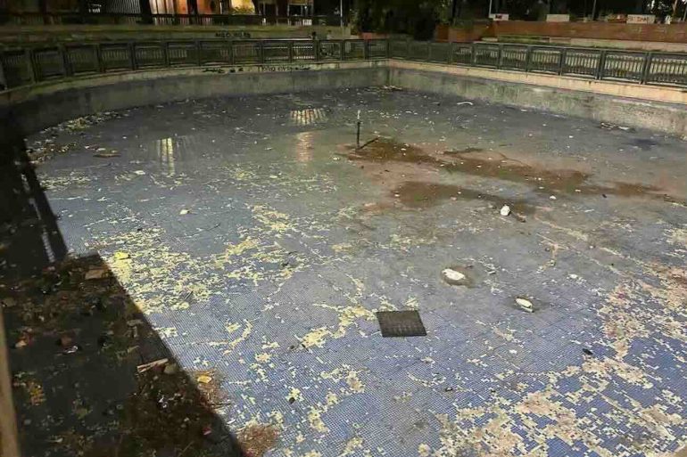 Arzano, villa comunale abbandonata nel degrado