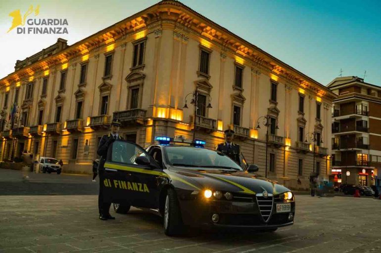 Avellino, corruzione alla Provincia: perquisizioni a funzionari e imprenditori 