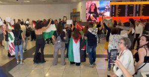 Blitz pro Palestina a Capodichino: bandiere e slogan contro i voli israeliani
