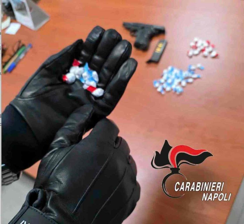 Crispano, coniugi arrestati per spaccio: sequestrati droga e pistola