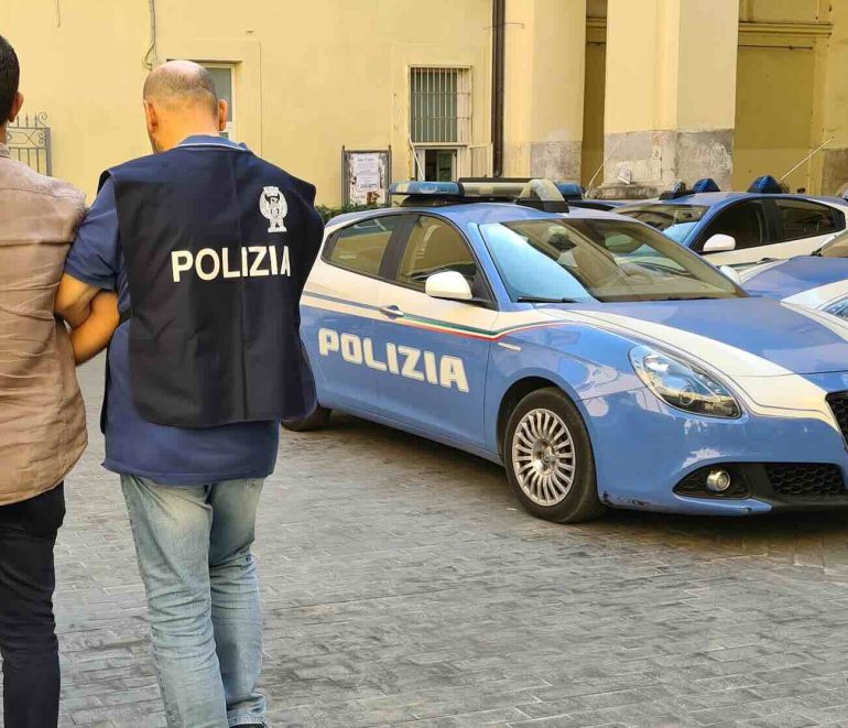 Camorra, arrestato affiliato dei Casalesi: imponeva cantanti neomelodici alle feste di piazza