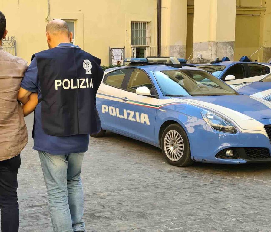 Camorra, arrestato affiliato dei Casalesi: imponeva cantanti neomelodici alle feste di piazza