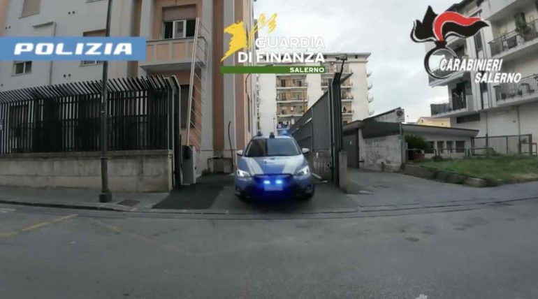 Camorra, il clan Fezza-De Vivo nelle mani delle donne: 88 arresti