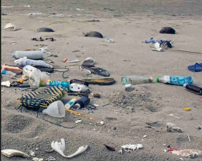 Campania maglia nera per i reati contro il mare: boom di abusi e inquinamento