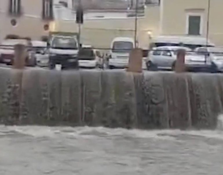 Campania sotto assedio della pioggia: allerta gialla prorogata, disagi a Ischia e Procida