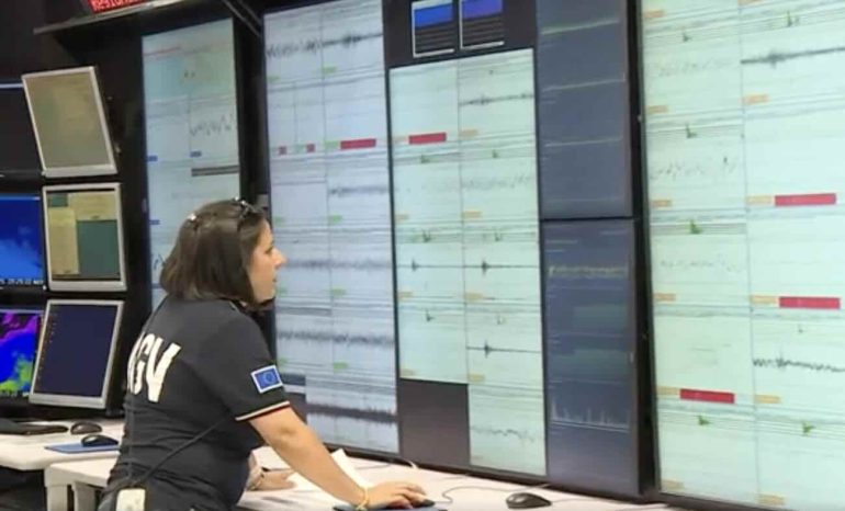 Campi Flegrei, nuova scossa di magnitudo 3,3 alle 17,22: aumento delle temperature nella zona Solfatara