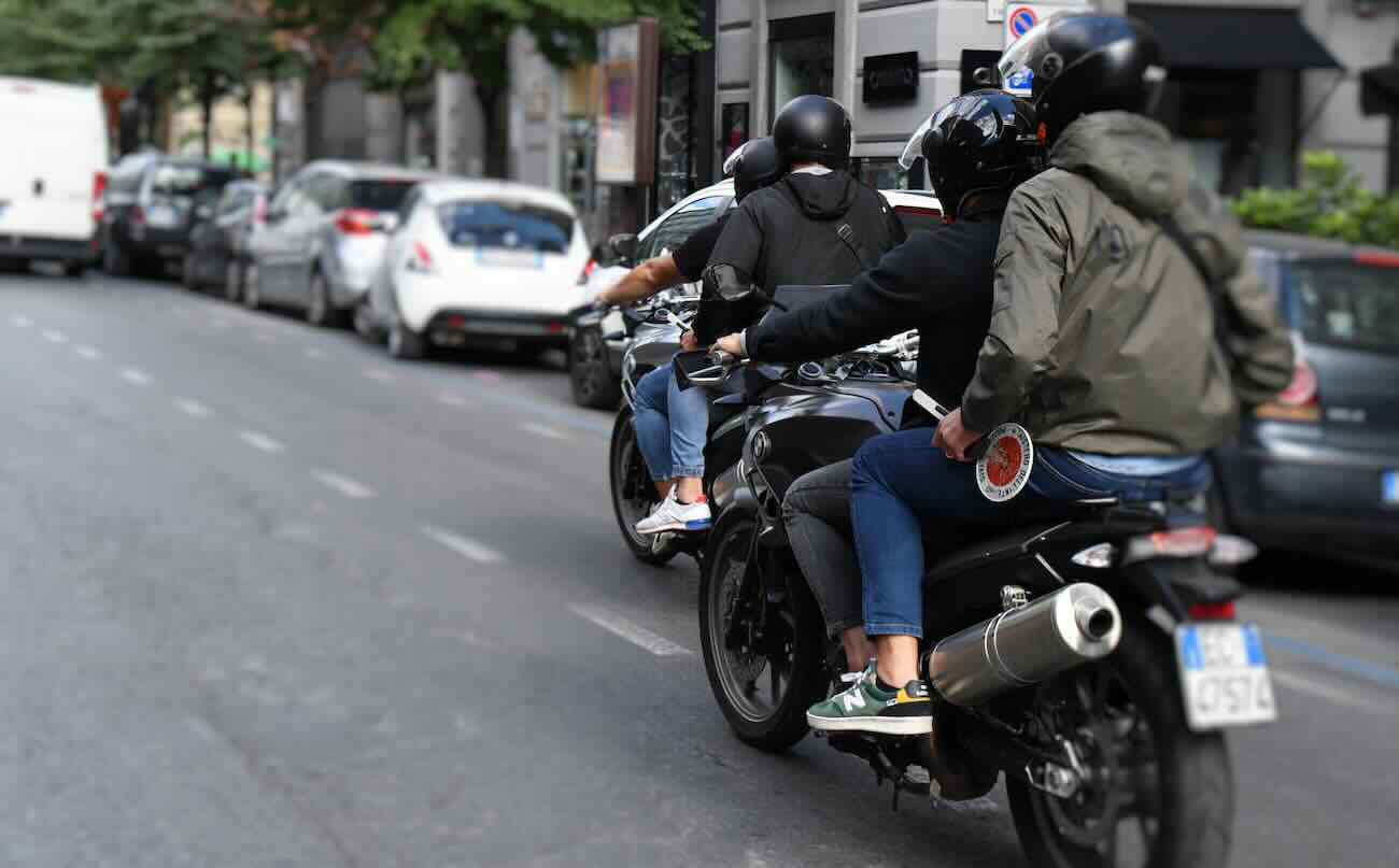 Casalnuovo: blitz anti-spaccio scopre droga e strumenti nell’abitazione di un 49enne agli arresti domiciliari; acquirente multato Casalnuovo: blitz anti-spaccio scopre droga e strumenti nell’abitazione di un 49enne agli arresti domiciliari; acquirente multato