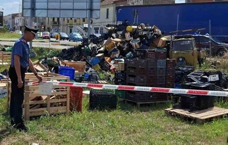 Caserta, scoperta discarica abusiva su un terreno agricolo: denunciata fruttivendola 33enne