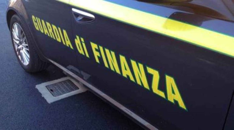 Caserta, scoperta fabbrica abusiva di scarpe: imprenditore denunciato e opificio sequestrato