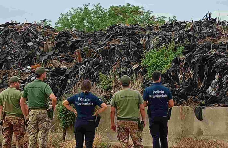 Caserta, sequestrata discarica abusiva da 3.200 mq: denunciato il gestore