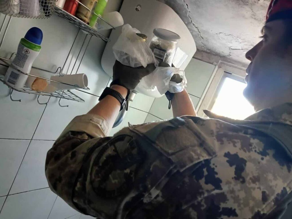 Casola, stupefacenti nello sciacquone: pusher in manette