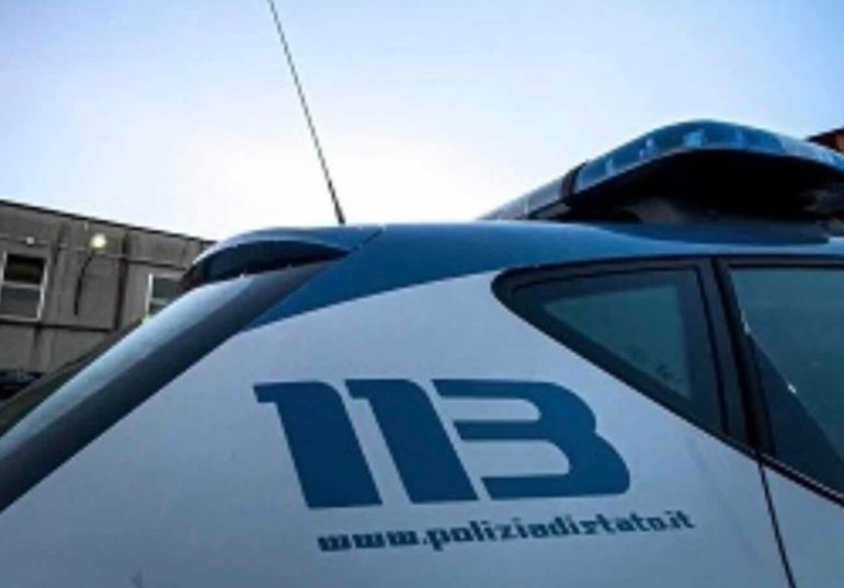 Casoria, follia nella notte: 30enne devasta un locale e aggredisce i poliziotti, arrestato