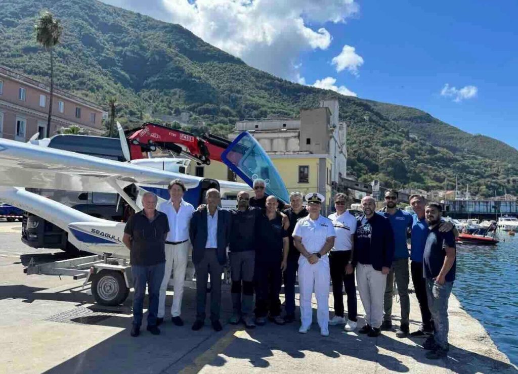 Castellammare prove in acqua per il Seagull: l’idrovolante hi-tech che “vede” gli incendi dall’alto