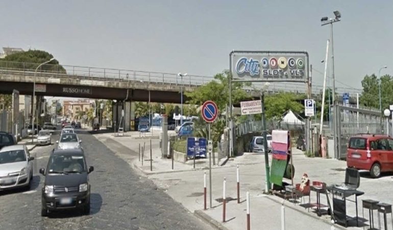 Cercola, attentato a suon di bombe alla sala bingo: il vigilante scampa all’attentato