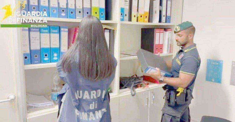 Acerra, scoperto «diplomificio»: 9 indagati