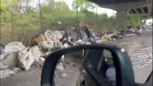 Discarica a cielo aperto tra Barra e Ponticelli: allarme ambientale in via Argine