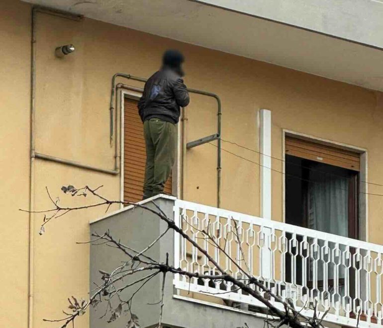 Dramma a Piano di Sorrento: uomo in crisi psicotica minaccia il suicidio, salvato dai carabinieri