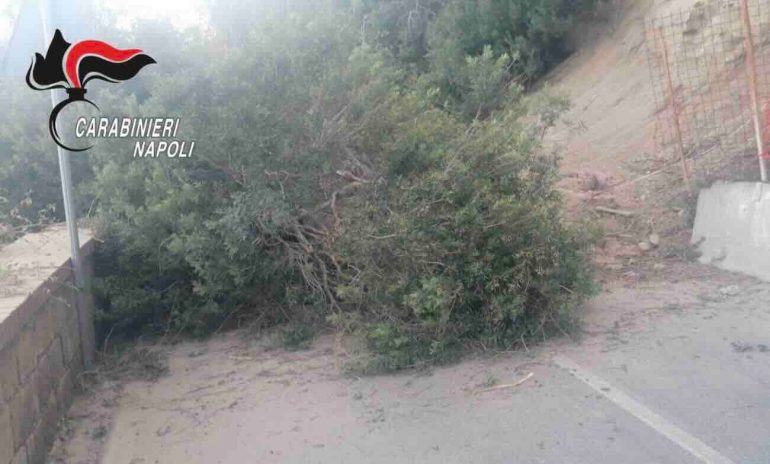 Frana a Bacoli, bloccata la strada provinciale. Notte di lavori, ma la viabilità è ancora interrotta