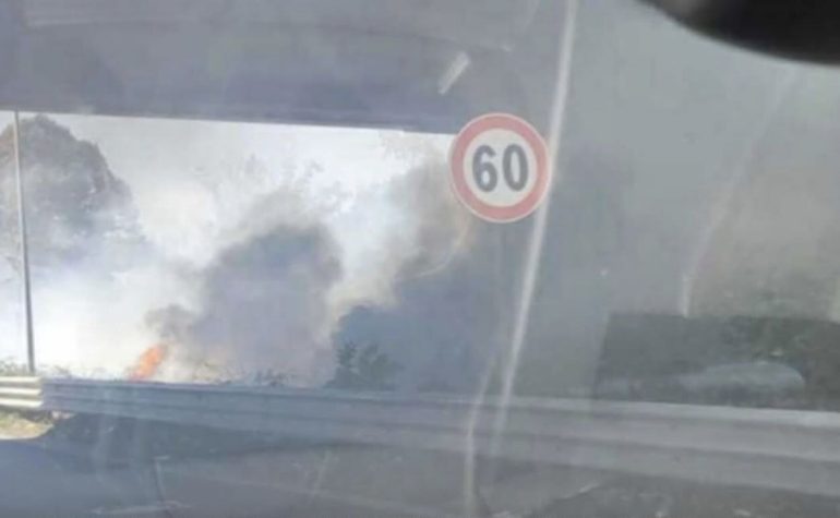 Giugliano, incendio in una fabbrica di materiali chimici in zona Asi