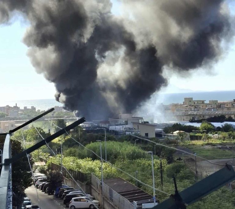 Incendio a Castellammare di Stabia, chiuso il viadotto della Statale Sorrentina