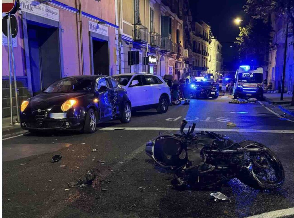 Incidente nella notte a Torre del Greco: muore centauro di 22 anni