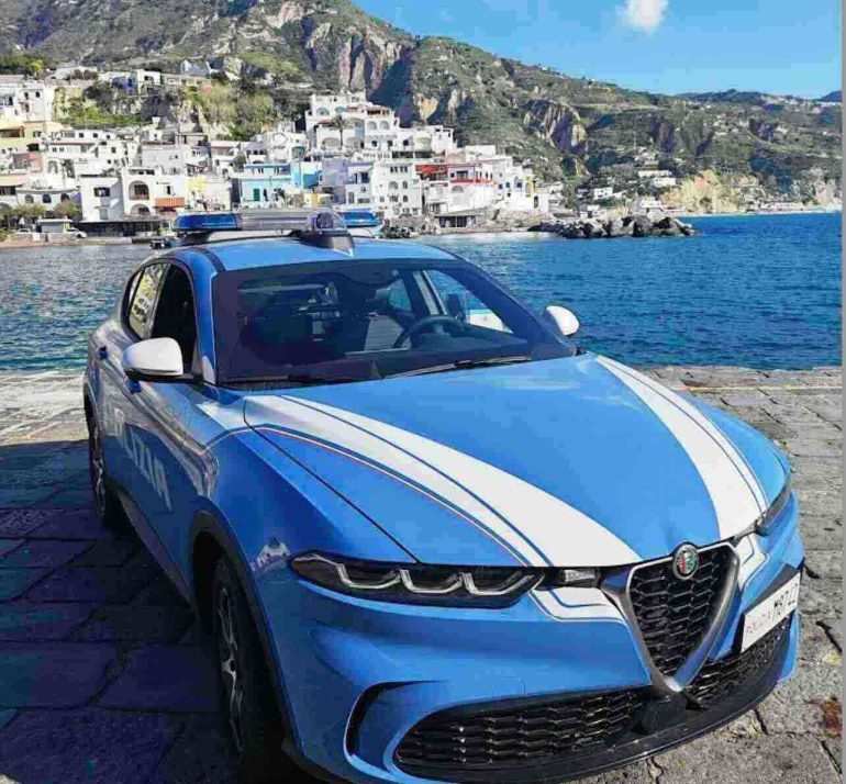 Ischia controlli della Polizia: oltre 800 identificati, 200 sono minorenni