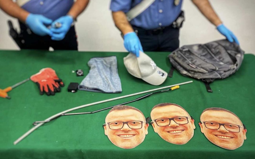 Le maschere di Gigi D'Alessio usate da Andrea Izzo