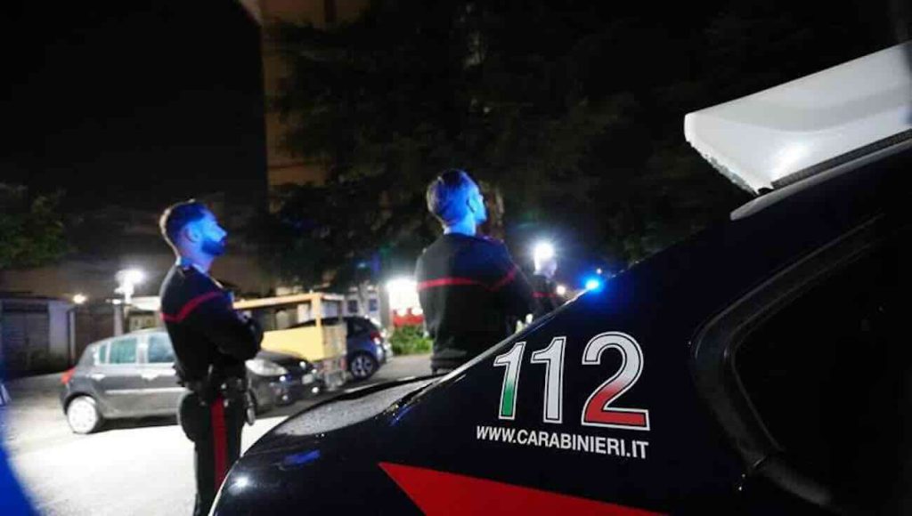 Lite condominiale a Parete, 47enne accoltella il vicino