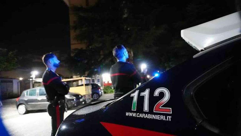 Lite condominiale a Parete, 47enne accoltella il vicino